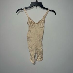 SKIMS SEAMLESS SCULPT MID THIGH BODYSUIT SAND SMALL